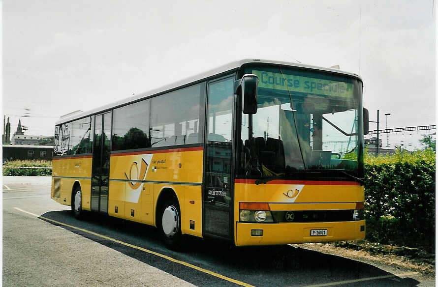 (054'122) - PTT-Regie - P 26'021 - Setra am 22. Juni 2002 in Yverdon, Garage