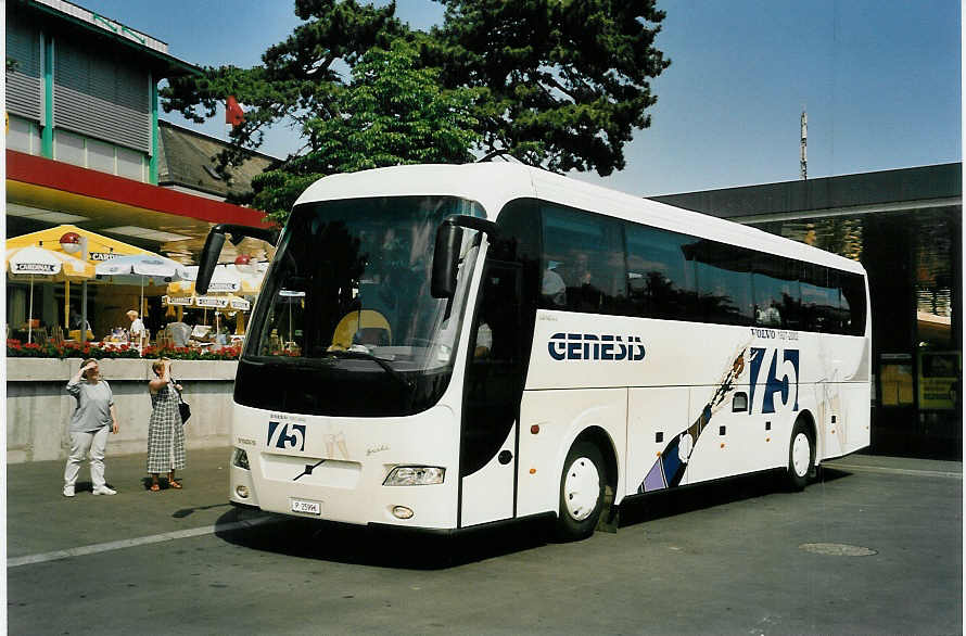 (054'133) - PTT-Regie - P 25'996 - Volvo am 22. Juni 2002 beim Bahnhof Yverdon