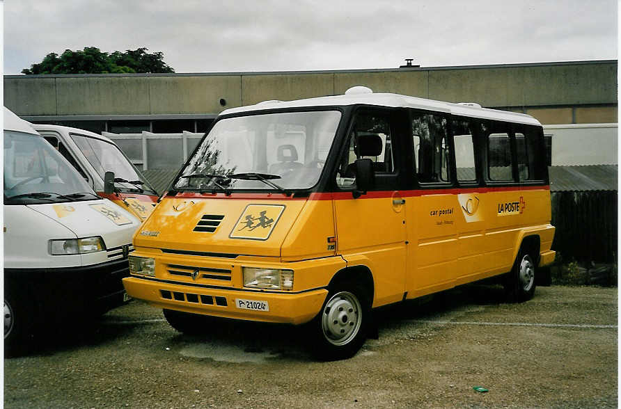 (054'403) - PTT-Regie - P 21'024 - Renault am 13. Juli 2002 in Yverdon, Garage