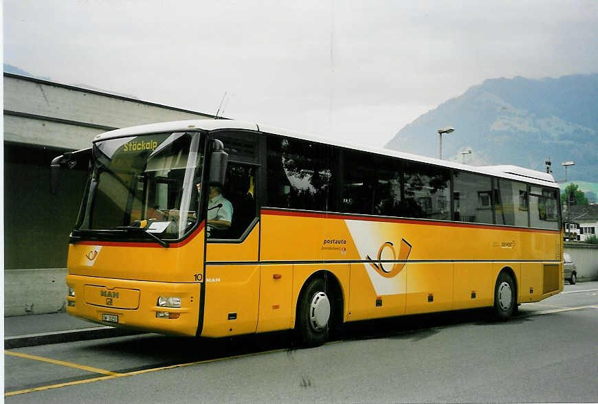 (054'511) - Dillier, Sarnen - Nr. 10/OW 10'250 - MAN am 22. Juli 2002 beim Bahnhof Sarnen