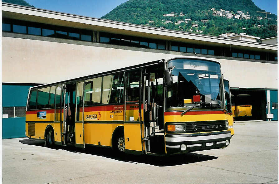 (054'626) - PTT-Regie - P 25'079 - Setra am 22. Juli 2002 in Lugano, Garage