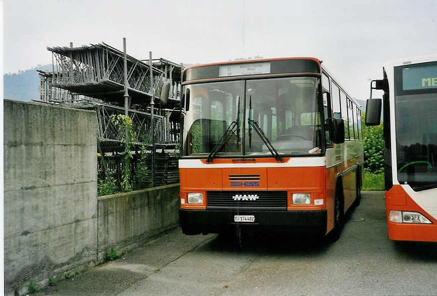 (054'729) - AMSA Chiasso - Nr. 27/TI 174'482 - NAW/Hess am 23. Juli 2002 in Balerna, Garage