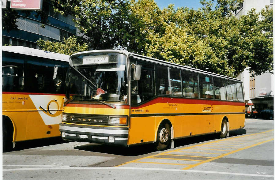 (054'907) - PTT-Regie - P 25'058 - Setra am 23. Juli 2002 beim Bahnhof Sion