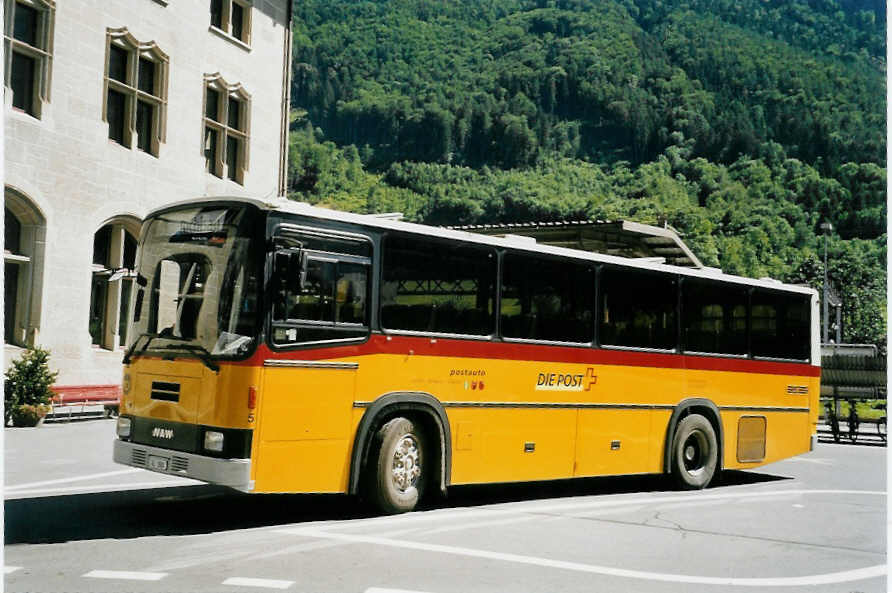 (055'025) - Niederer, Filzbach - Nr. 5/GL 1800 - NAW/Lauber am 27. Juli 2002 beim Bahnhof Glarus