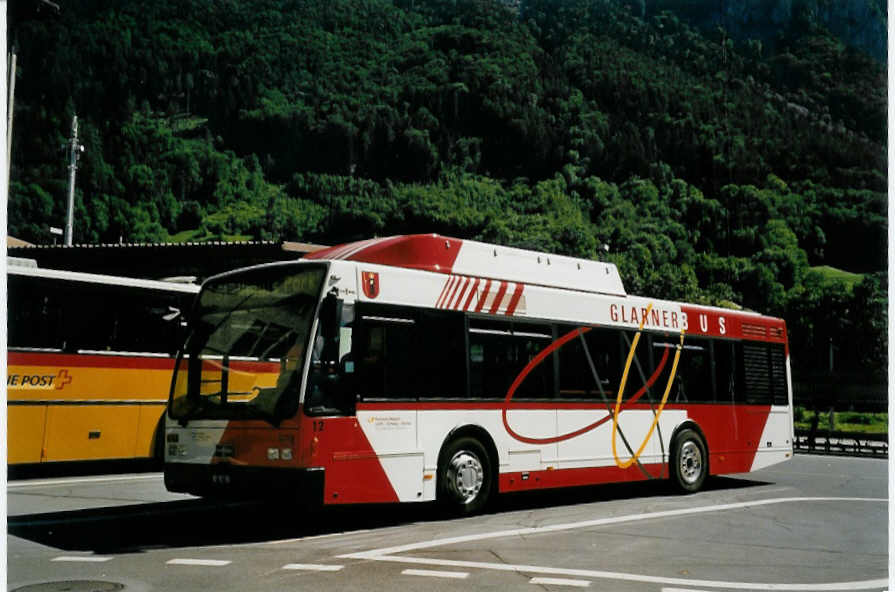 (055'026) - Niederer, Filzbach - Nr. 12/GL 40 - Van Hool am 27. Juli 2002 beim Bahnhof Glarus