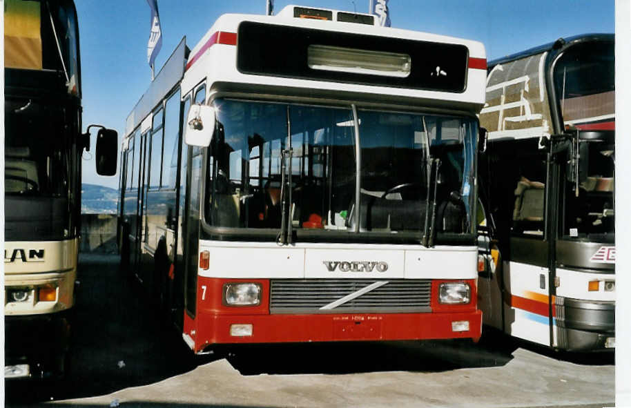 (055'132) - SBC Chur - Nr. 7 - Volvo/Hess (ex Roth, Chur Nr. 25) am 27. Juli 2002 in Horgen, Neoplan