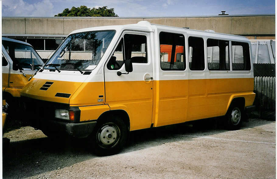 (055'508) - PTT-Regie - P 21'238 - Renault am 25. August 2002 in Yverdon, Garage