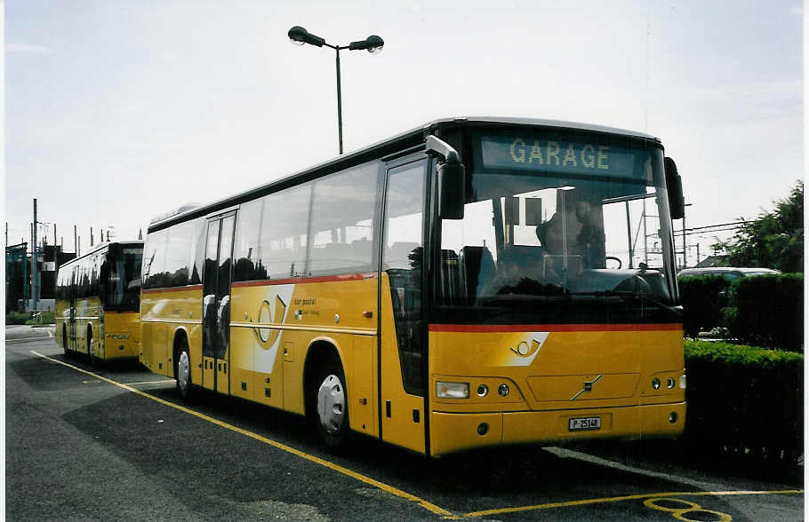 (055'511) - PTT-Regie - P 25'148 - Volvo am 25. August 2002 in Yverdon, Garage