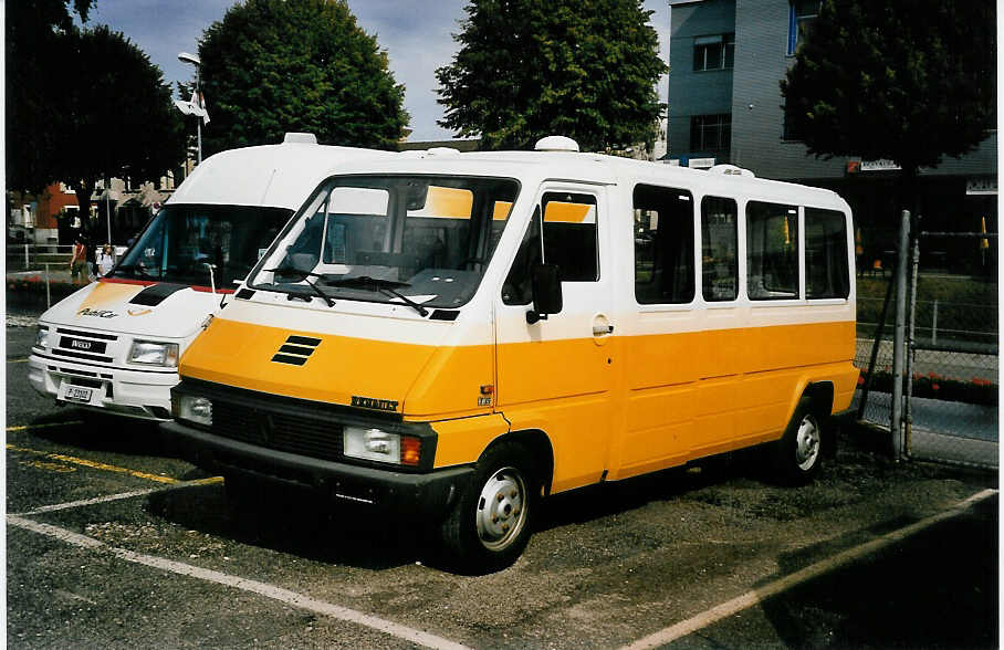 (055'513) - PTT-Regie - P 21'243 - Renault am 25. August 2002 in Yverdon, Garage