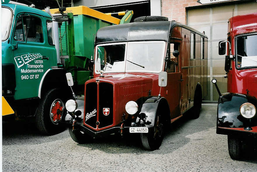 (055'718) - Mller, Lauerz - SZ 44'050 - Berna/Hess (ex KTA Bern) am 31. August 2002 in Niederbipp, Saurertreffen