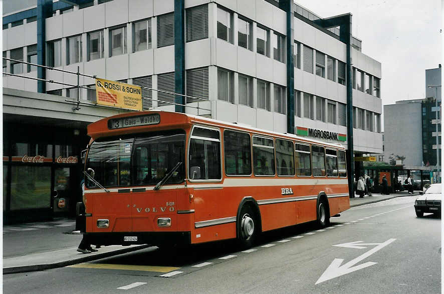 (056'021) - BBA Aarau - Nr. 124/AG 212'424 - Volvo/Hess am 11. September 2002 beim Bahnhof Aarau