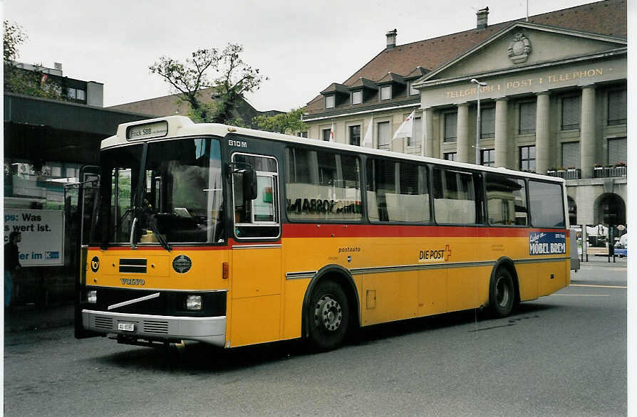 (056'023) - Brem, Wlflinswil - Nr. 4/AG 8195 - Volvo/Lauber am 11. September 2002 beim Bahnhof Aarau