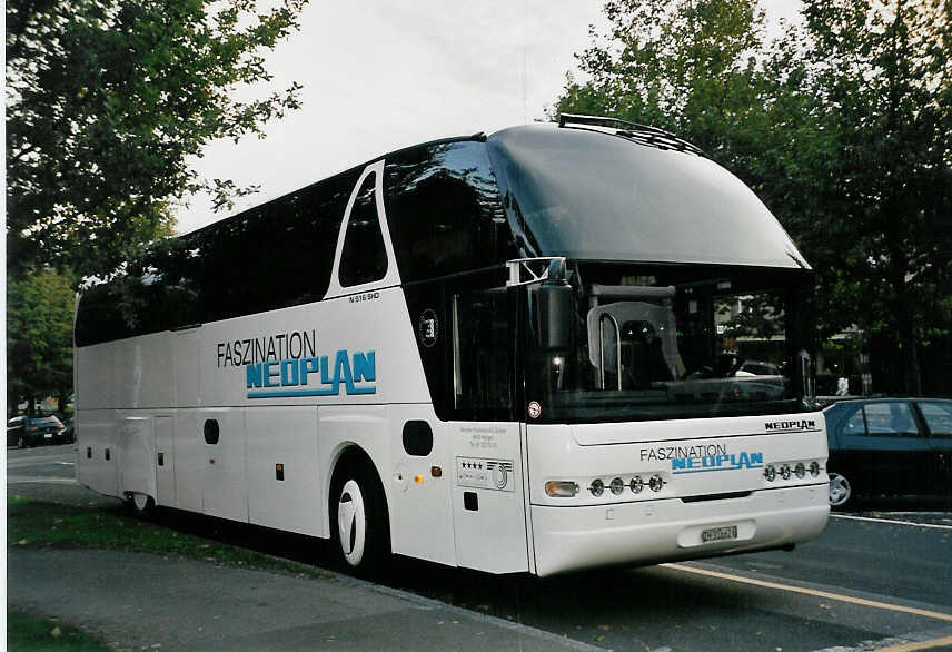 (056'318) - Neoplan, Horgen - ZH 31'662 U - Neoplan am 3. Oktober 2002 in Thun, Lachen