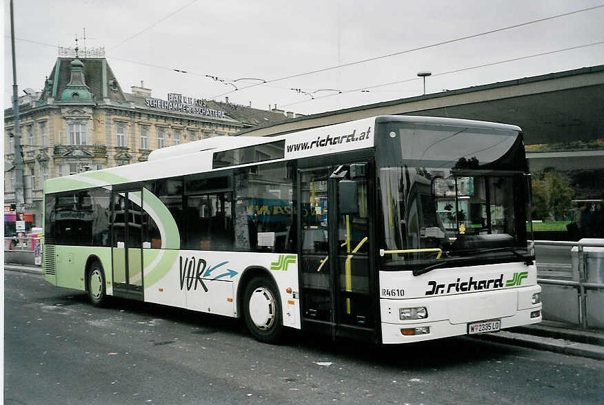 (056'534) - Dr. Richard - Nr. R4610/W 2335 LO - MAN am 9. Oktober 2002 in Wien, Hietzing