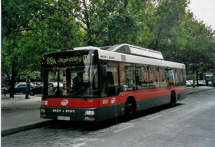 (056'635) - Wiener Linien - Nr. 8501/W 2083 LO - Grf&Stift am 9. Oktober 2002 in Wien, Heiligenstadt