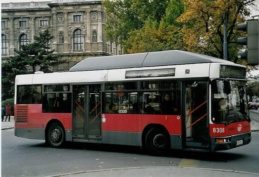 (056'728) - Wiener Linien - Nr. 8308/W 8308 LO - Grf/Steyr am 9. Oktober 2002 in Wien, Burgring