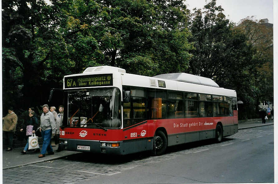 (056'802) - Wiener Linien - Nr. 8953/W 8953 LO - Grf/Steyr am 10. Oktober 2002 in Wien, Reumannplatz