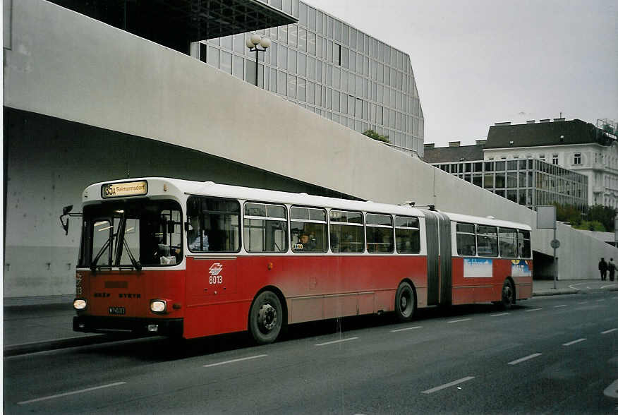 (056'826) - Wiener Linien - Nr. 8013/W 740'013 - Grf/Steyr am 10. Oktober 2002 in Wien, Spittelau