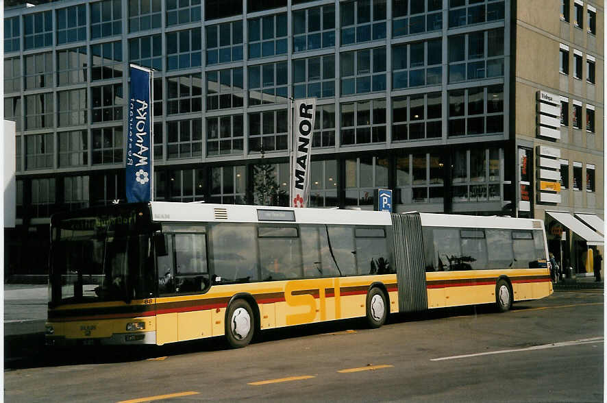 (056'932) - STI Thun - Nr. 88/BE 572'088 - MAN am 13. Oktober 2002 beim Bahnhof Thun