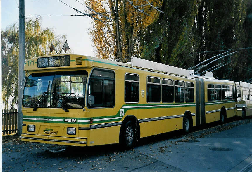 (057'025) - TN Neuchtel - Nr. 171 - FBW/Hess Gelenktrolleybus am 20. Oktober 2002 in Neuchtel, Dpt