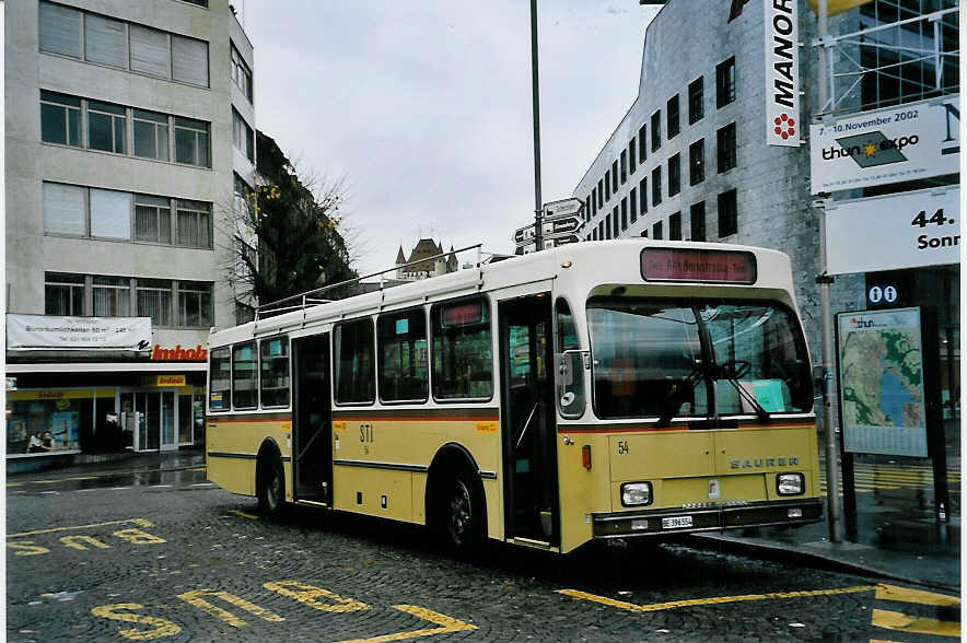 (057'130) - STI Thun - Nr. 54/BE 396'554 - Saurer/R&J am 3. November 2002 beim Bahnhof Thun