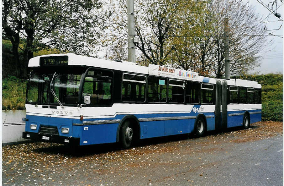 (057'214) - TPF Fribourg - Nr. 572/FR 300'398 - Volvo/Hess (ex TF Fribourg Nr. 172) am 3. November 2002 in Fribourg, Garage