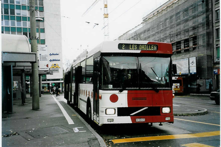 (057'237) - TPF Fribourg - Nr. 510/FR 300'415 - Volvo/Hess Gelenkduobus (ex TF Fribourg Nr. 110) am 3. November 2002 beim Bahnhof Fribourg