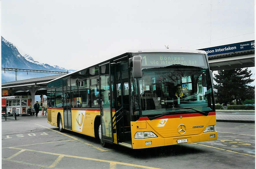 (057'325) - PTT-Regie - P 25'383 - Mercedes am 18. November 2002 beim Bahnhof Interlaken West