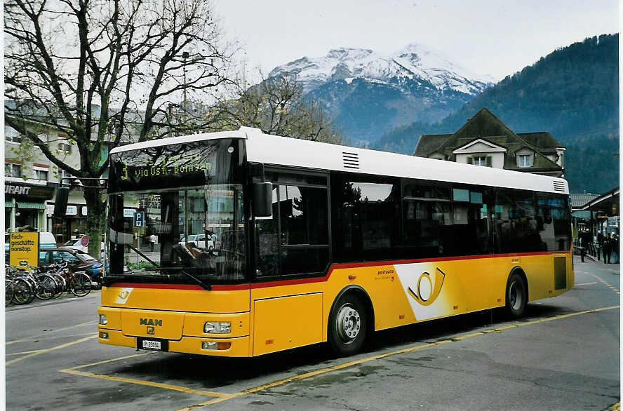 (057'327) - PTT-Regie - P 23'034 - MAN/Gppel am 18. November 2002 beim Bahnhof Interlaken West