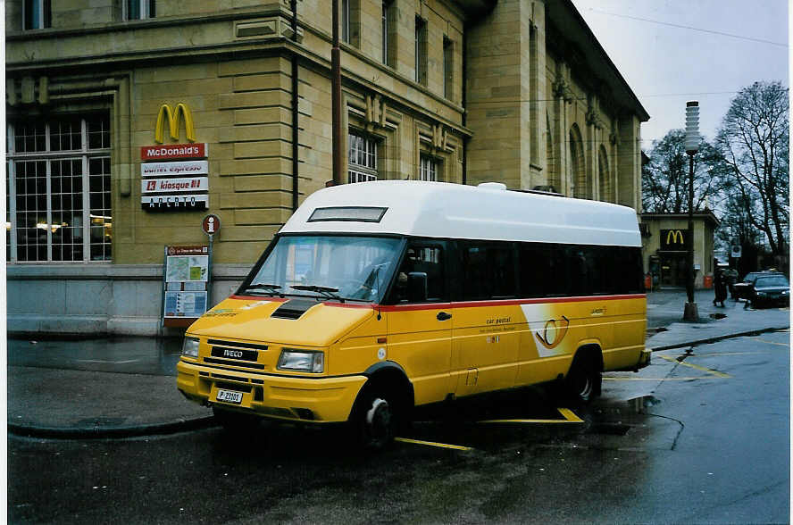 (057'406) - PTT-Regie - P 23'101 - Iveco am 30. November 2002 beim Bahnhof La Chaux-de-Fonds