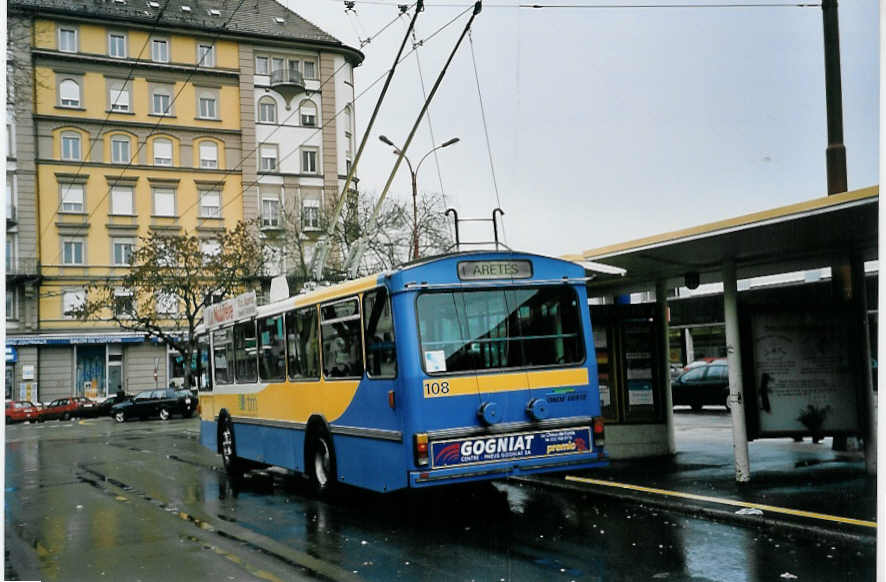 (057'420) - TC La Chaux-de-Fonds - Nr. 108 - FBW/Hess-Haag Trolleybus am 30. November 2002 beim Bahnhof La Chaux-de-Fonds