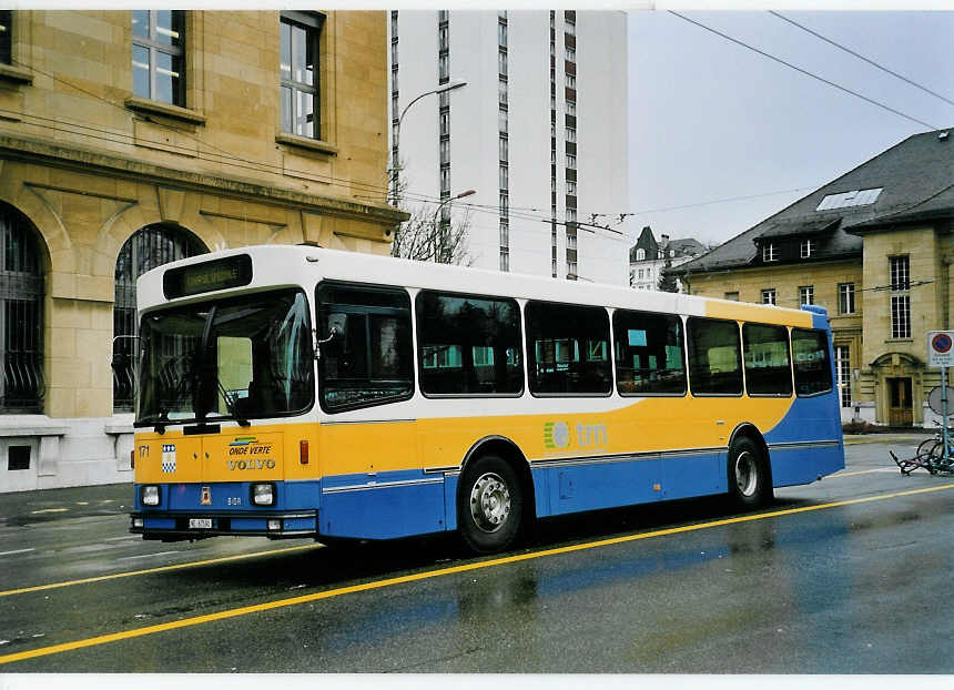 (057'421) - TC La Chaux-de-Fonds - Nr. 171/NE 67'590 - Volvo/R&J am 30. November 2002 beim Bahnhof La Chaux-de-Fonds