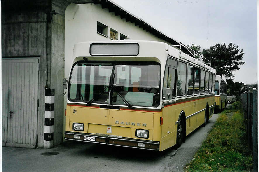 (057'531) - STI Thun - Nr. 54/BE 396'554 - Saurer/R&J am 5. Dezember 2002 in Thun, Garage