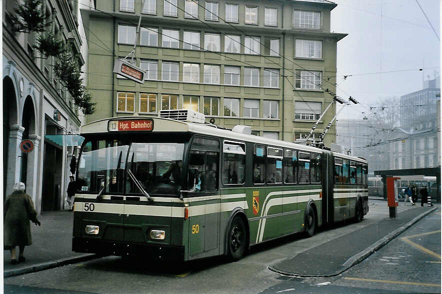 (057'626) - SVB Bern - Nr. 50 - FBW/Hess Gelenktrolleybus am 13. Dezember 2002 beim Bahnhof Bern