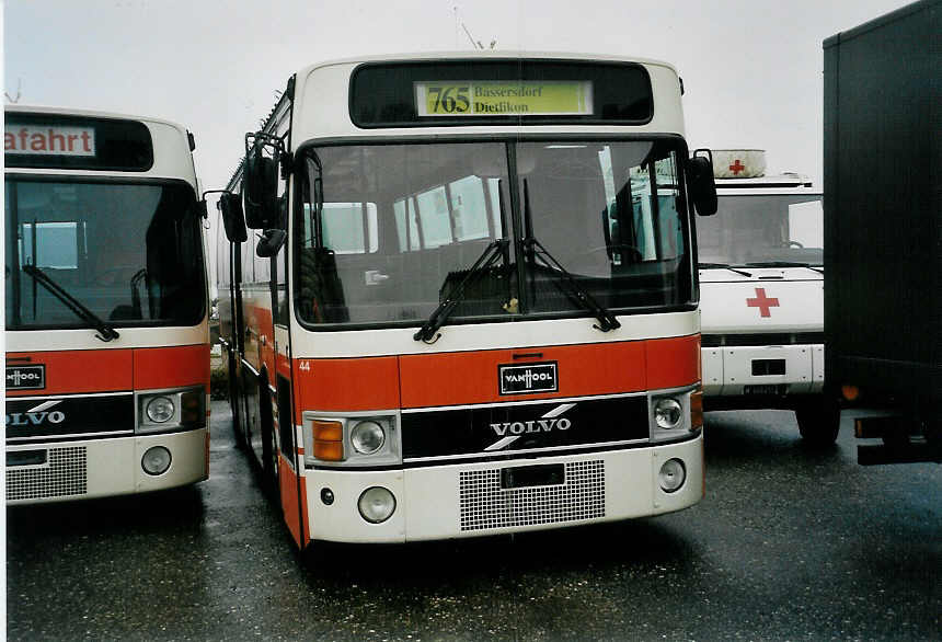 (057'832) - Andres, Effretikon - Nr. 44 - Volvo/Van Hool am 27. Dezember 2002 in Bellach, Hess