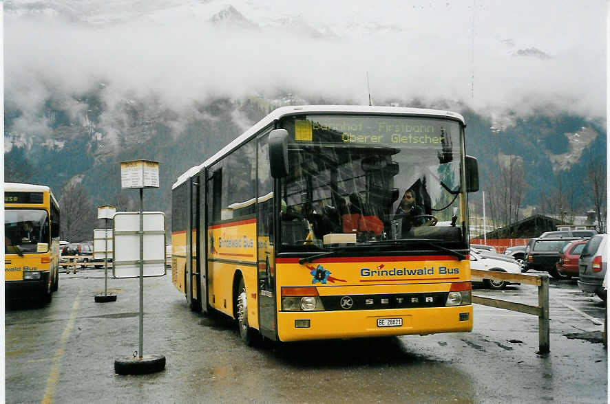 (057'924) - AVG Grindelwald - Nr. 16/BE 28'821 - Setra am 28. Dezember 2002 beim Bahnhof Grindelwald