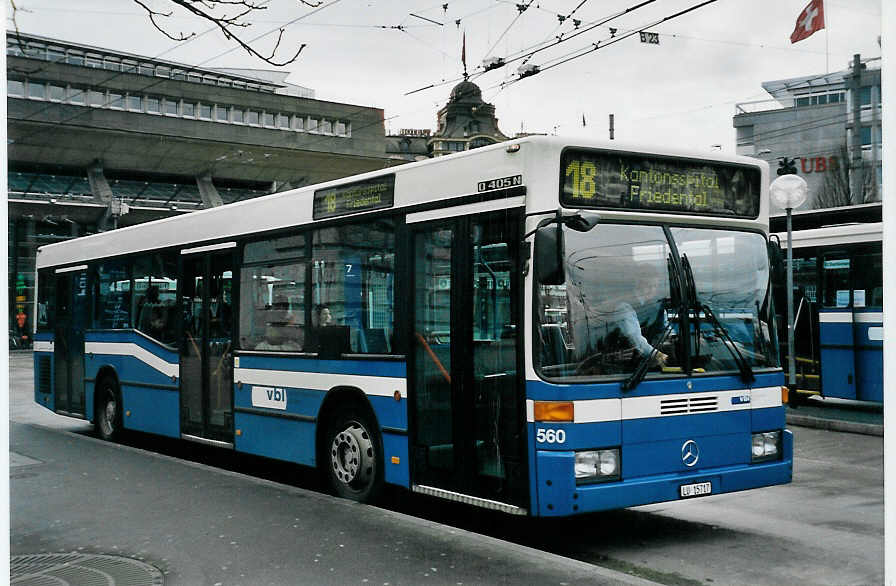 (058'036) - VBL Luzern - Nr. 560/LU 15'717 - Mercedes (ex Gowa, Luzern Nr. 60) am 30. Dezember 2002 beim Bahnhof Luzern