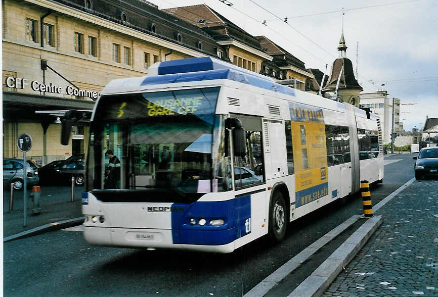 (058'408) - TL Lausanne - Nr. 814/VD 354'663 - Neoplan Gelenkduobus am 1. Januar 2003 beim Bahnhof Lausanne