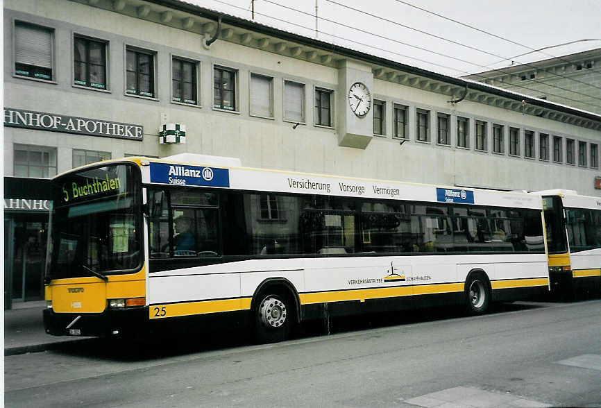 (058'816) - VBSH Schaffhausen - Nr. 25/SH 38'025 - Volvo/Hess am 20. Februar 2003 beim Bahnhof Schaffhausen