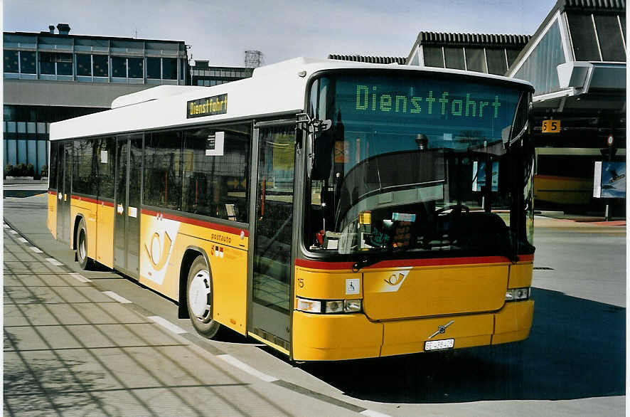 (059'103) - Steiner, Ortschwaben - Nr. 15/BE 438'425 - Volvo/Hess am 1. Mrz 2003 in Bern, Postautostation