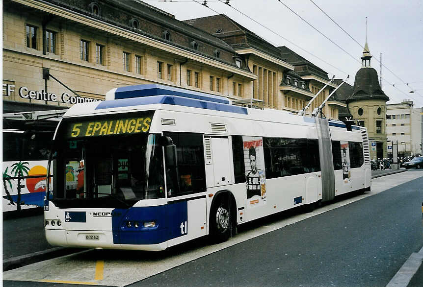 (059'117) - TL Lausanne - Nr. 811/VD 351'642 - Neoplan Gelenkduobus am 16. Mrz 2003 beim Bahnhof Lausanne