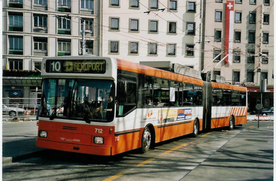 (059'232) - TPG Genve - Nr. 712 - NAW/Hess Gelenktrolleybus am 16. Mrz 2003 beim Bahnhof Genve