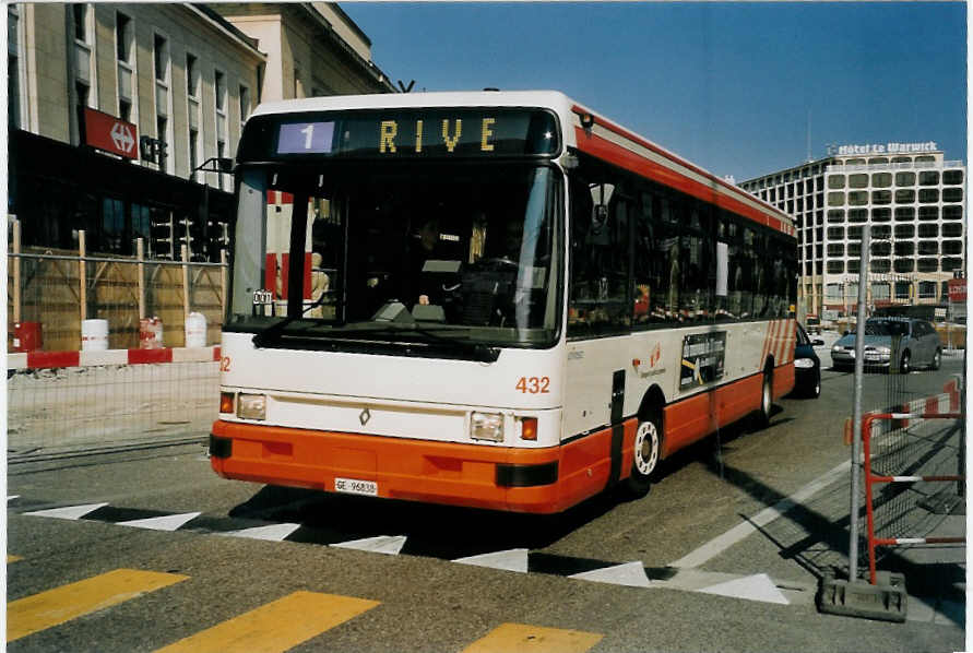 (059'233) - TPG Genve - Nr. 432/GE 96'838 - Renault am 16. Mrz 2003 beim Bahnhof Genve