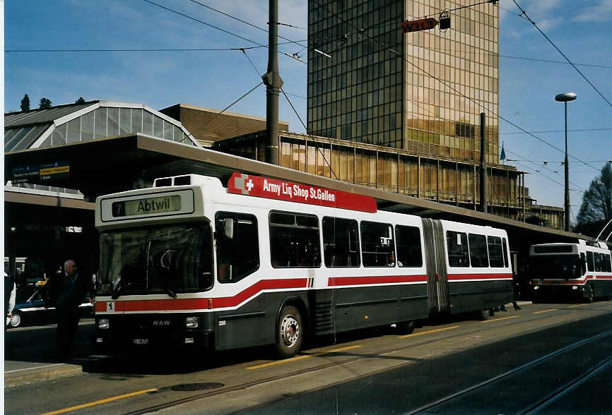 (059'403) - VBSG St. Gallen - Nr. 250/SG 198'250 - NAW/Hess am 29. Mrz 2003 beim Bahnhof St. Gallen