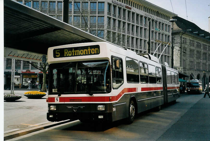 (059'411) - VBSG St. Gallen - Nr. 154 - NAW/Hess Gelenktrolleybus am 29. Mrz 2003 beim Bahnhof St. Gallen