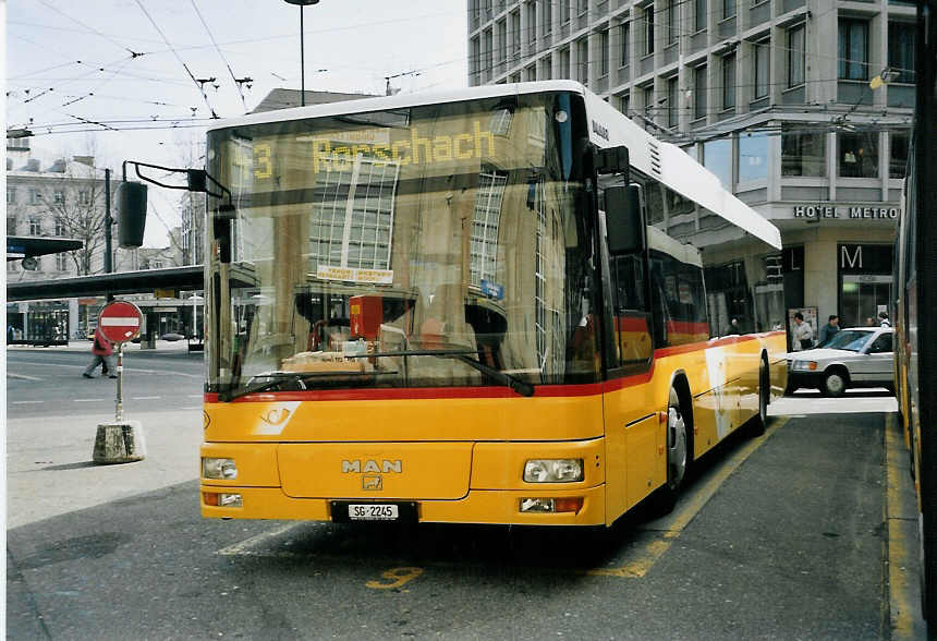 (059'414) - Schwizer, Goldach - SG 2245 - MAN am 29. Mrz 2003 beim Bahnhof St. Gallen