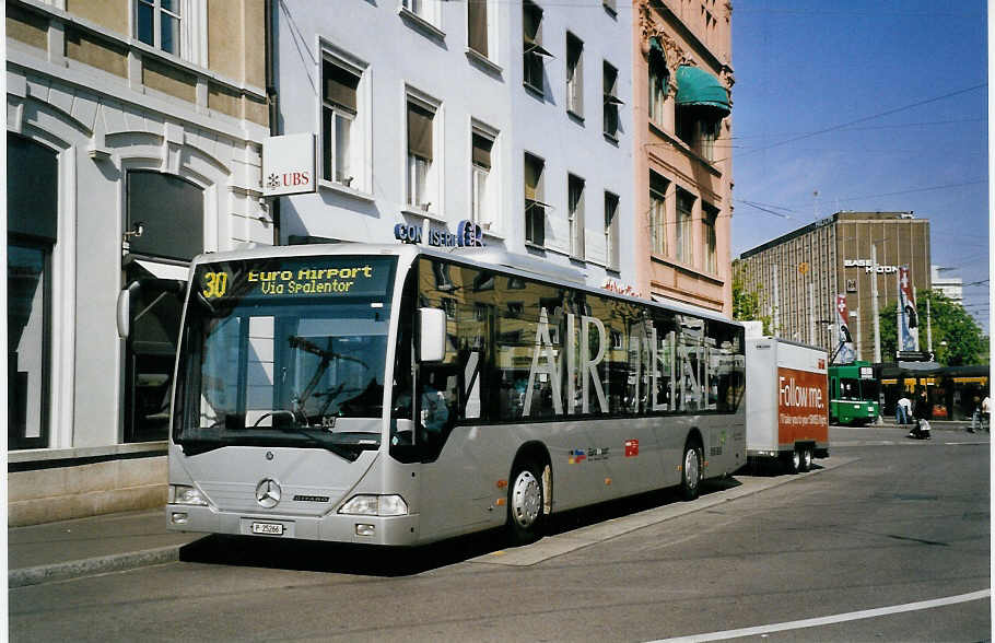 (059'933) - PTT-Regie - P 25'266 - Mercedes am 19. April 2003 beim Bahnhof Basel