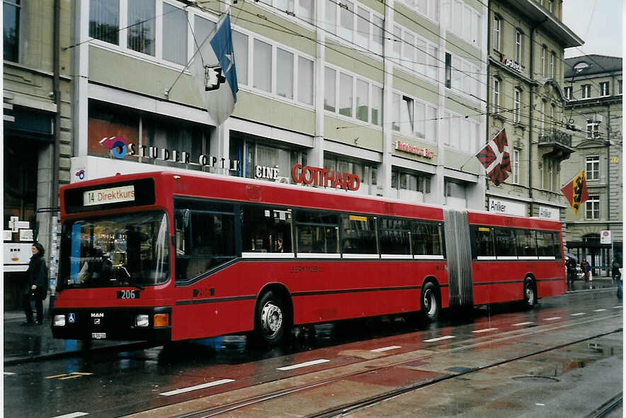 (060'223) - Bernmobil, Bern - Nr. 206/BE 500'206 - MAN am 22. Mai 2003 beim Bahnhof Bern