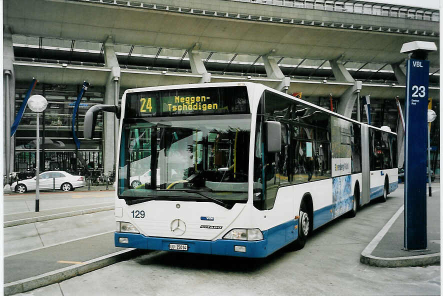 (060'409) - VBL Luzern - Nr. 129/LU 15'014 - Mercedes am 26. Mai 2003 beim Bahnhof Luzern