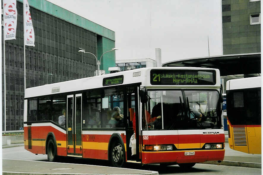 (060'433) - VBL Luzern - Nr. 520/LU 15'645 - Neoplan (ex Gowa, Luzern Nr. 20) am 26. Mai 2003 beim Bahnhof Luzern